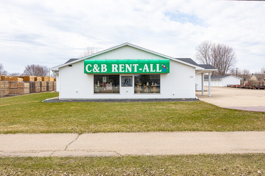 More Photos Of 1375 N Shawano St, New London Flex For Sale