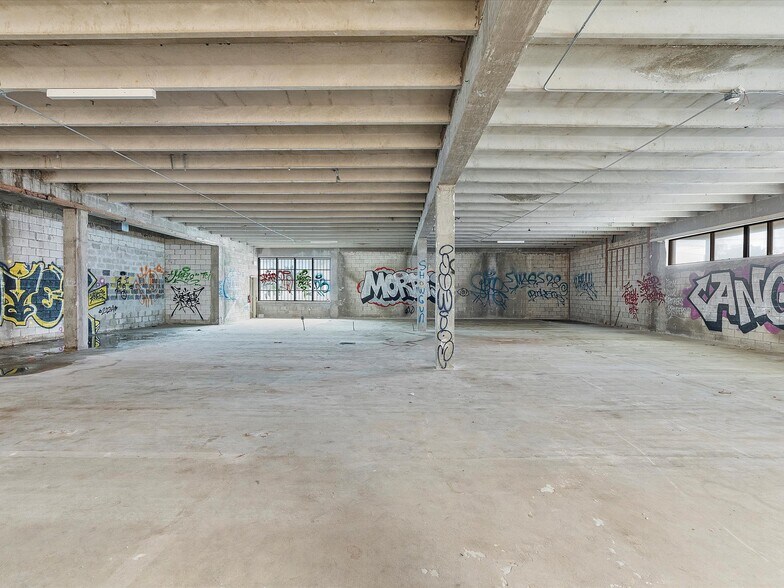 More Photos Of 301 NW 36th St, Miami General Retail For Sale