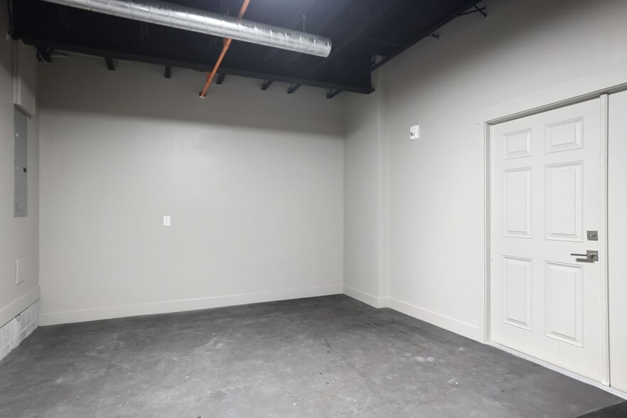More Photos Of 10830 Navajo Dr, Saint Petersburg Showroom For Sale
