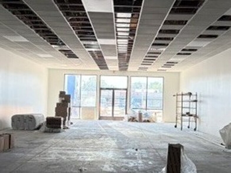More Photos Of 710 S Green River Rd, Evansville Storefront For Lease