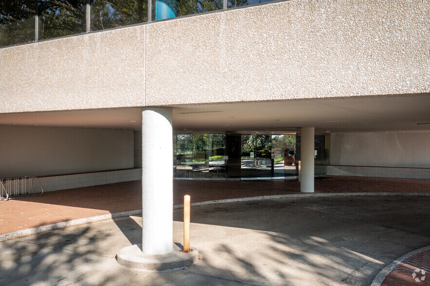 More Photos Of 101 Yorkshire Blvd, Lexington Medical For Lease