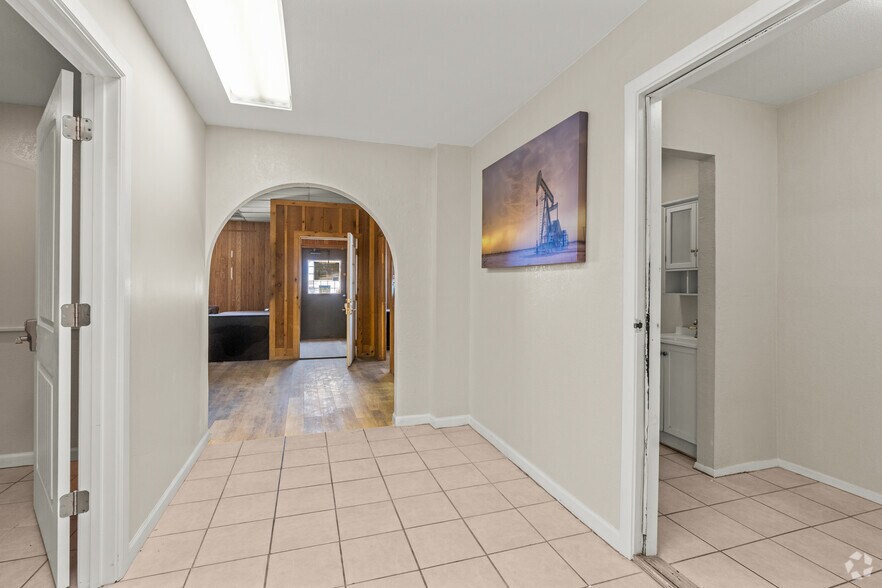 More Photos Of 2419 W Murphy St, Odessa Truck Terminal For Sale