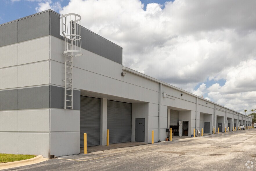 More Photos Of 9391-9640 Tradeport Dr, Orlando Showroom For Lease