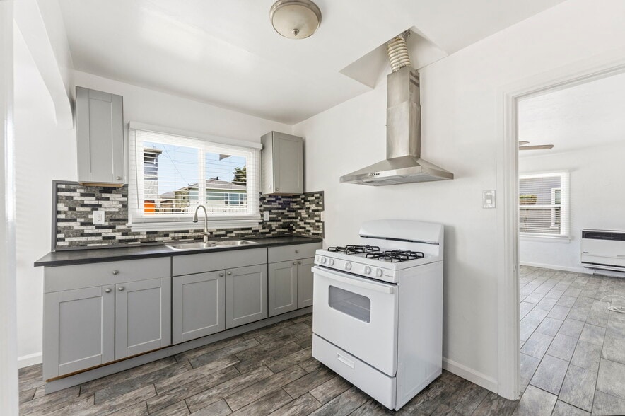 More Photos Of 1047 W 7th St, San Pedro Multifamily For Sale