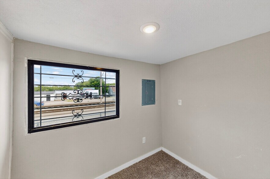 More Photos Of 3818 S Lancaster Rd, Dallas Showroom For Lease