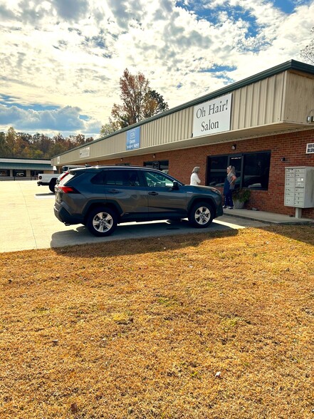 Primary Photo Of 10699 Old Highway 280, Chelsea Showroom For Lease