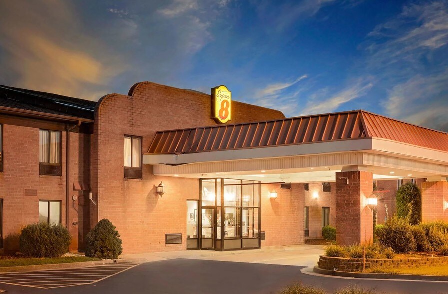 More Photos Of 2055 E 5th St, Metropolis Hotel For Sale