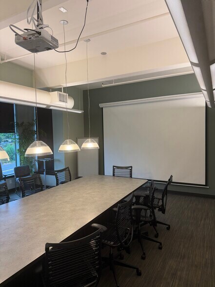 More Photos Of 1002 39th Ave SW, Puyallup Office For Lease