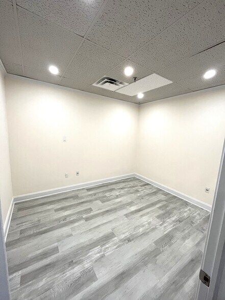 More Photos Of 20 Pidgeon Hill Dr, Sterling Medical For Lease