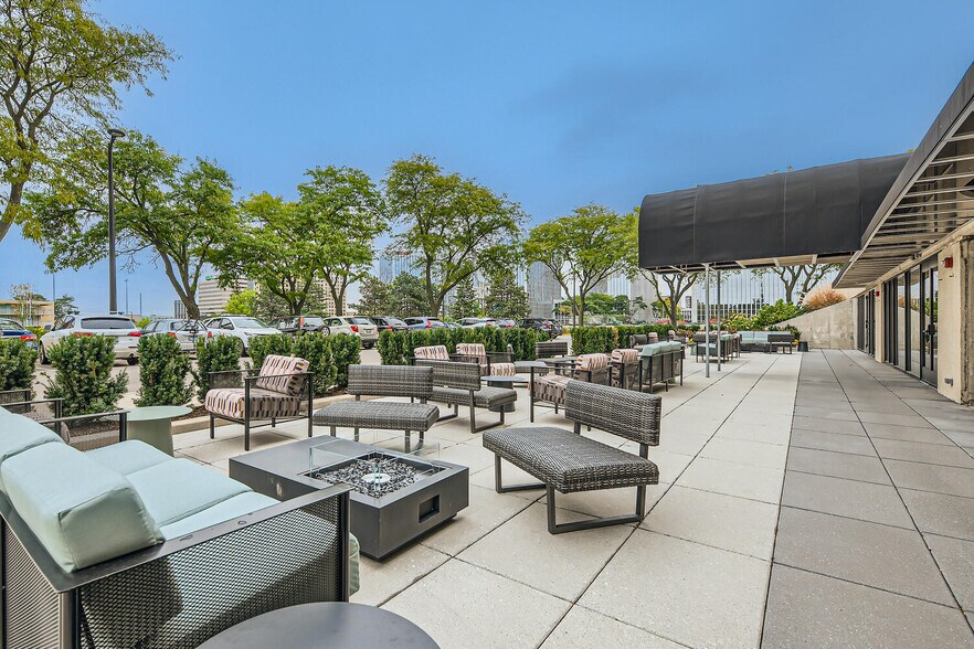 More Photos Of 8745 W Higgins Rd, Chicago Office For Sale