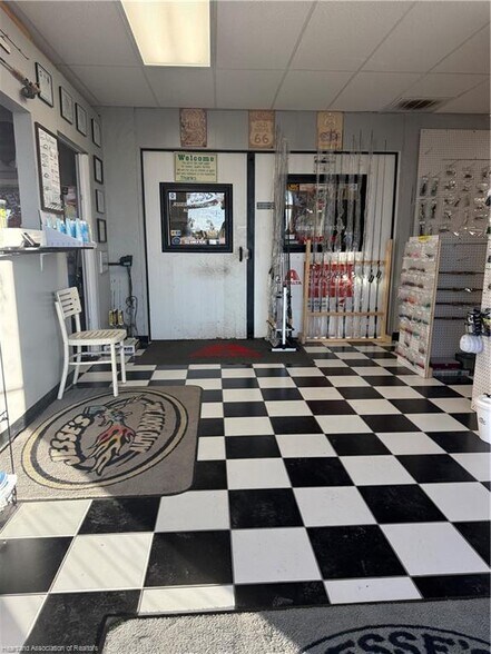 More Photos Of 702 N Ridgewood Dr, Sebring General Retail For Sale