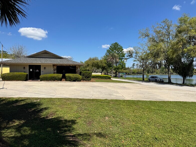 More Photos Of 151 SE Lakeshore Dr, Madison Medical For Sale