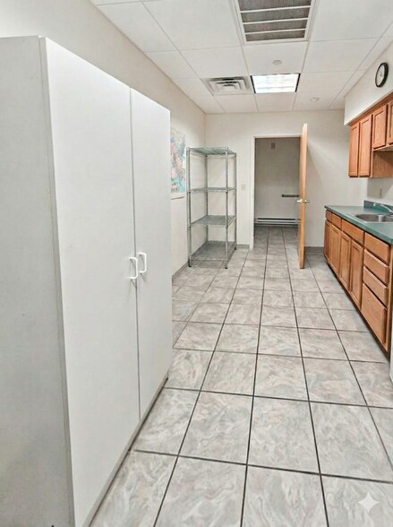 More Photos Of 6 Drummond Pl, Red Bank Office For Lease