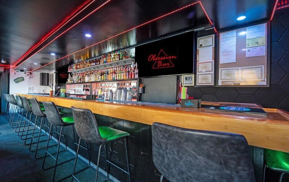 More Photos Of 701 S Curley St, Baltimore Bar For Sale