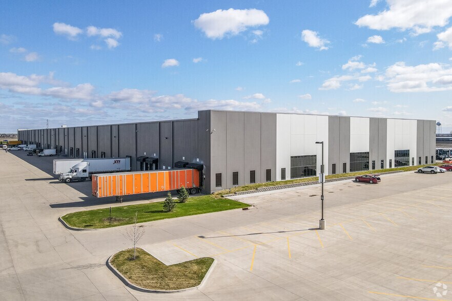 More Photos Of 200 SE 37th St, Grimes Distribution For Lease