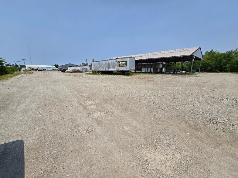 More Photos Of 808 W Walnut St, Fairbury Industrial For Sale