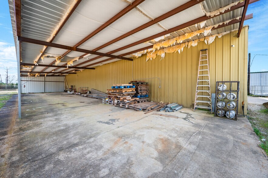 More Photos Of 10462 Hwy 165 S, Forest Hill Warehouse For Sale