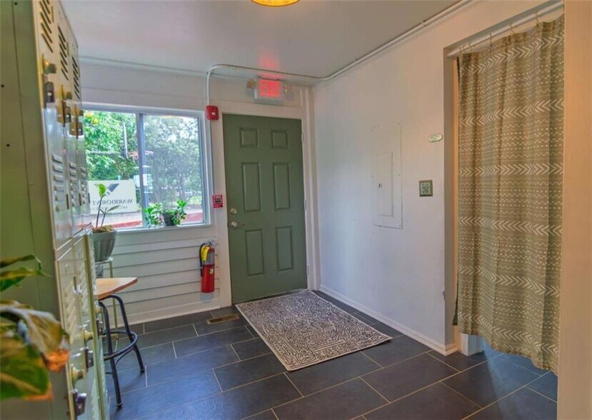More Photos Of 322 Fort Ln, Hamilton Storefront Retail Residential For Sale