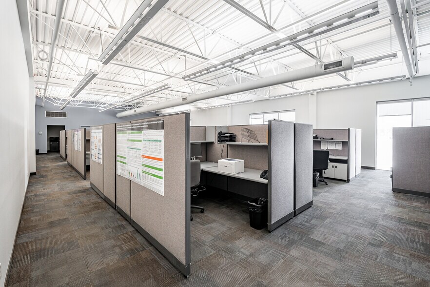 More Photos Of 9490-9490 Boul Henri-Bourassa W, Saint-Laurent Flex For Sale