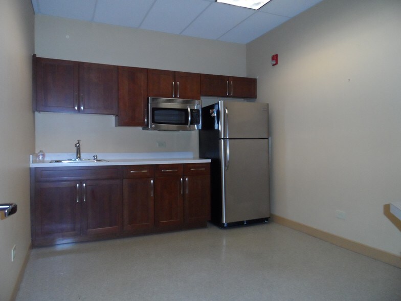 More Photos Of 935 Lakeview Pky, Vernon Hills Office For Lease