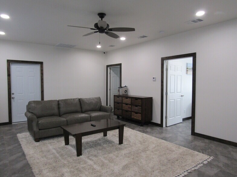 More Photos Of 1324 N Main St, Paris Office For Sale