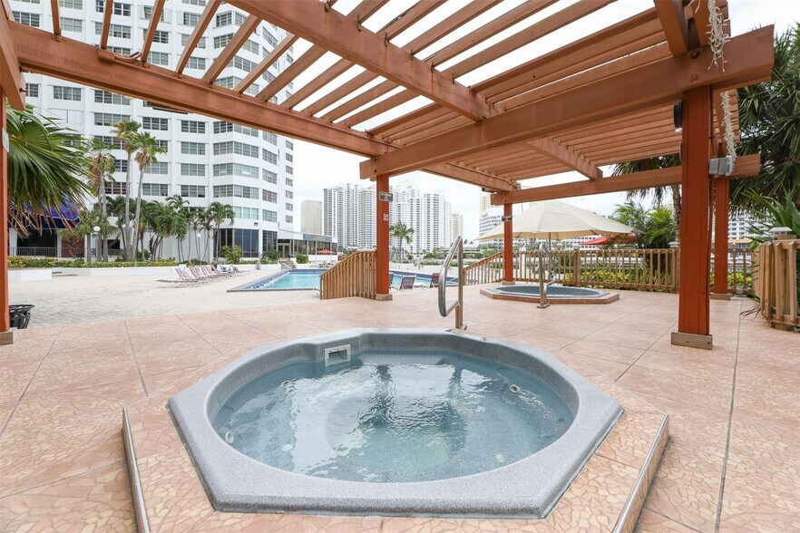 More Photos Of 825 Brickell Bay Dr, Miami Apartments For Lease