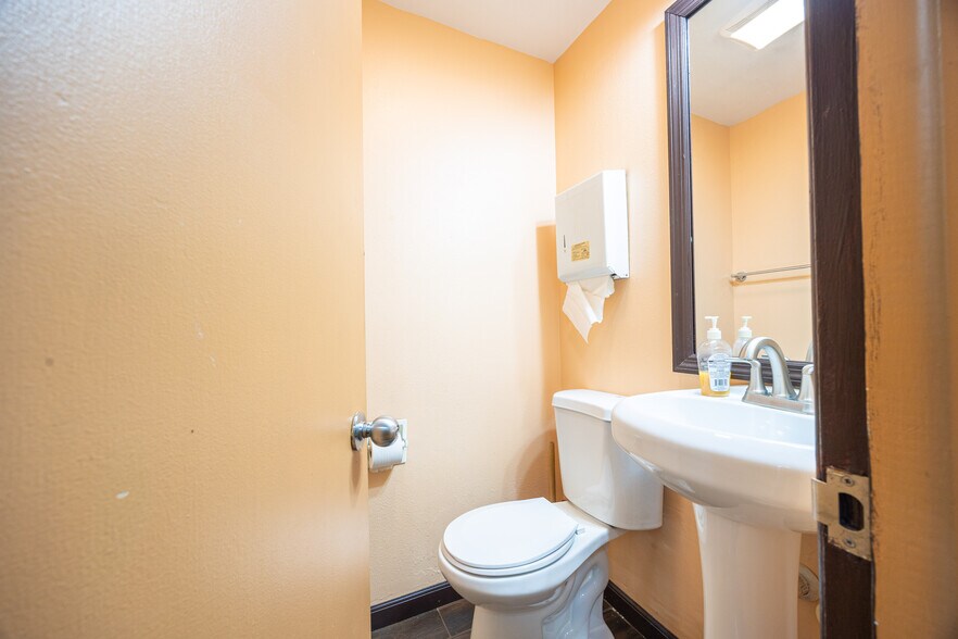 More Photos Of 1226 SW Main Blvd, Lake City Medical For Sale