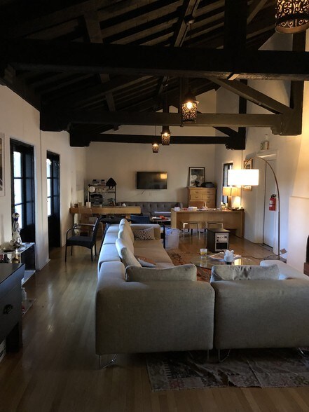 More Photos Of 451-461 E Main St, Ventura Storefront For Lease