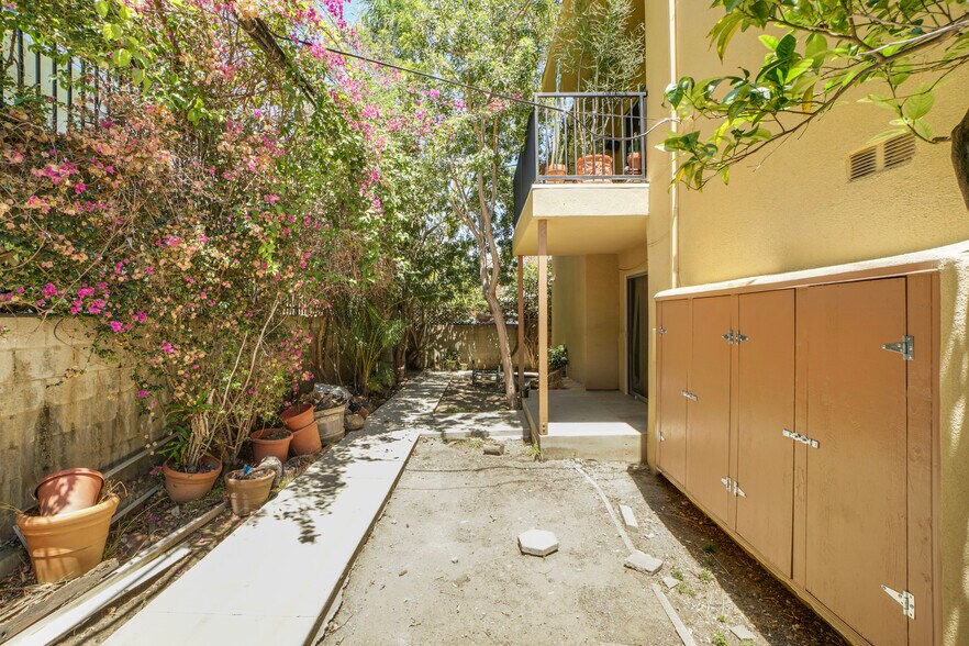 More Photos Of 11943 Kiowa Ave, Los Angeles Apartments For Sale