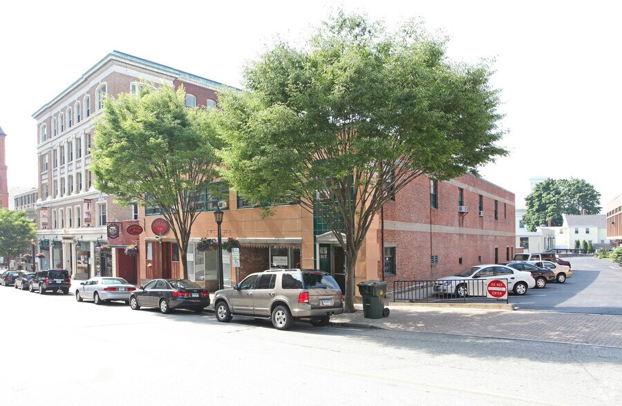 More Photos Of 316-326 State St, New London Storefront Retail Office For Lease