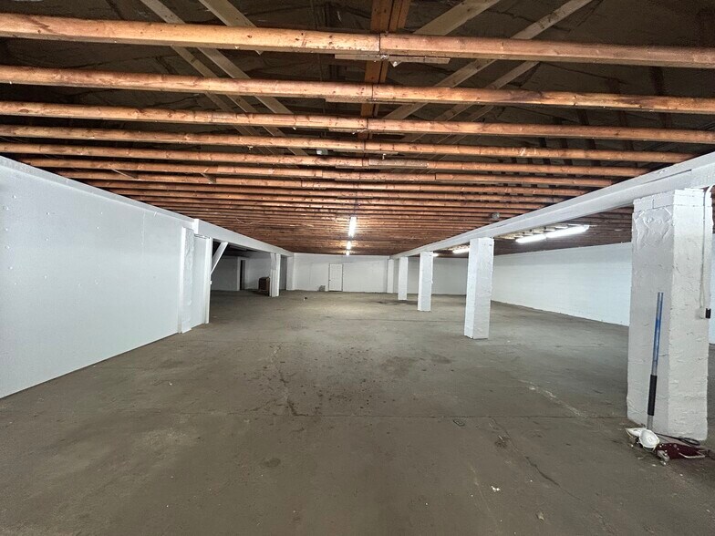 More Photos Of 453 Schmitt Rd, Rossville Warehouse For Lease