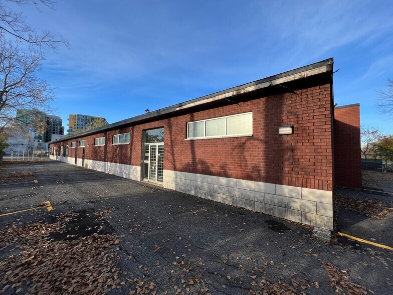 More Photos Of 7301 Boul Décarie, Montréal Warehouse For Lease