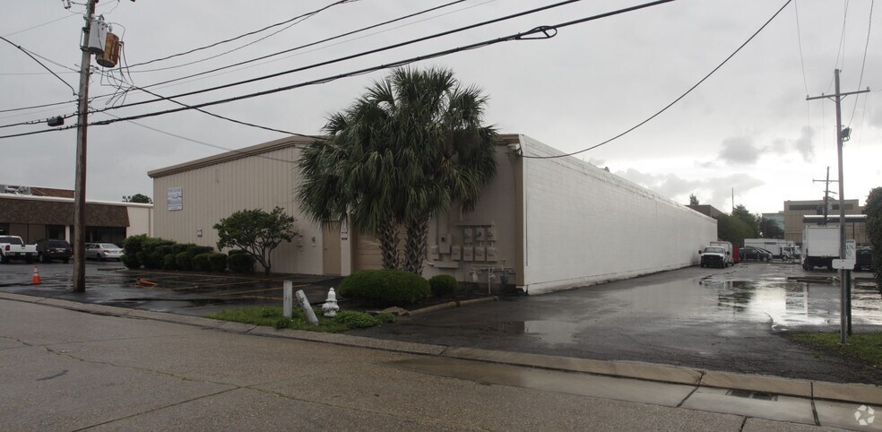 More Photos Of 2615-2617 Edenborn Ave, Metairie Light Manufacturing For Lease