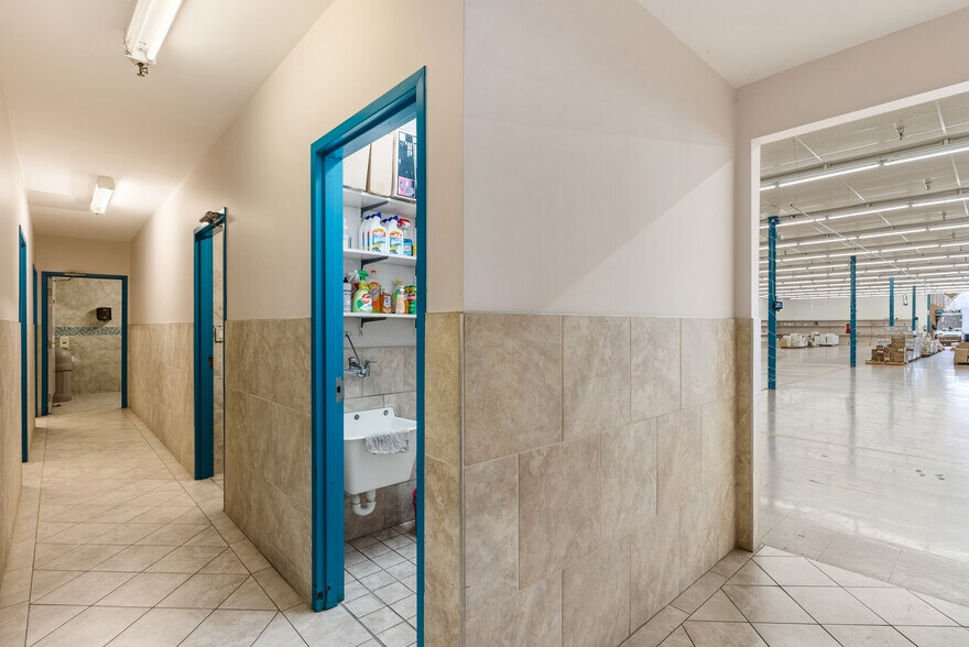 More Photos Of 5054 Miller Rd, Flint Freestanding For Sale