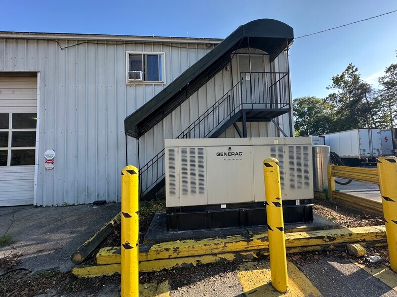 More Photos Of 8271 Brock Bridge Rd, Laurel Warehouse For Lease