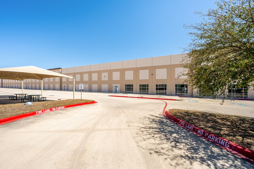 More Photos Of 1732 Universal City Blvd, Universal City Warehouse For Lease