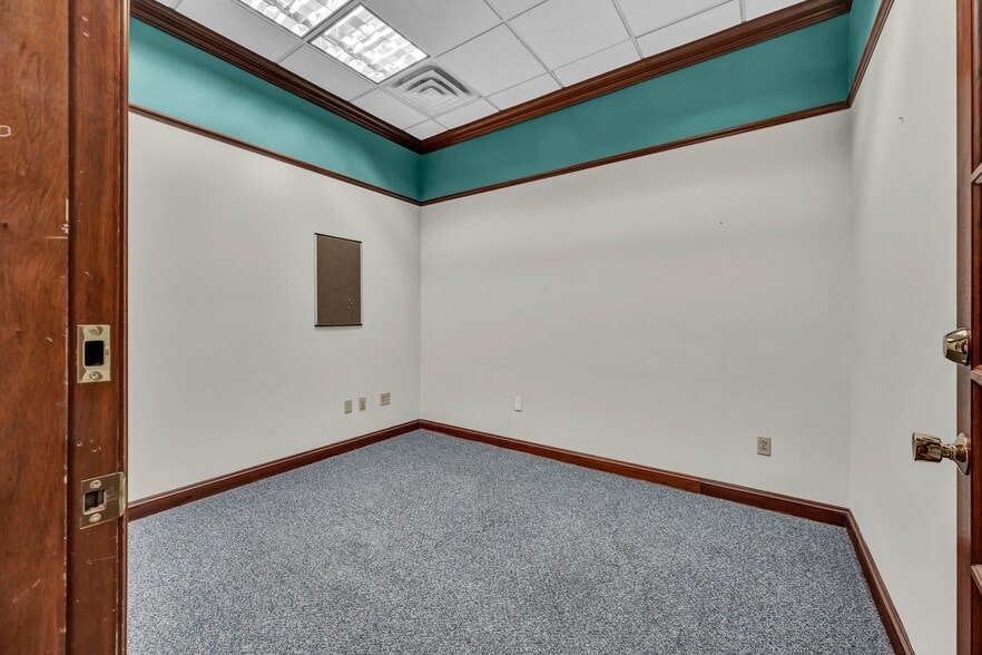 More Photos Of 11 Mile Hill Rd, Newtown Office For Lease