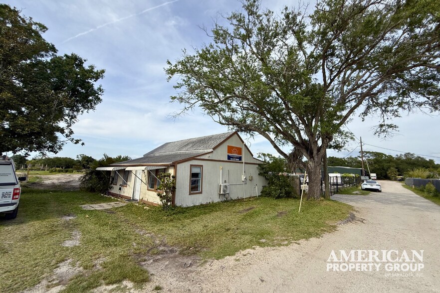 More Photos Of 5011 15th St E, Bradenton Office For Sale