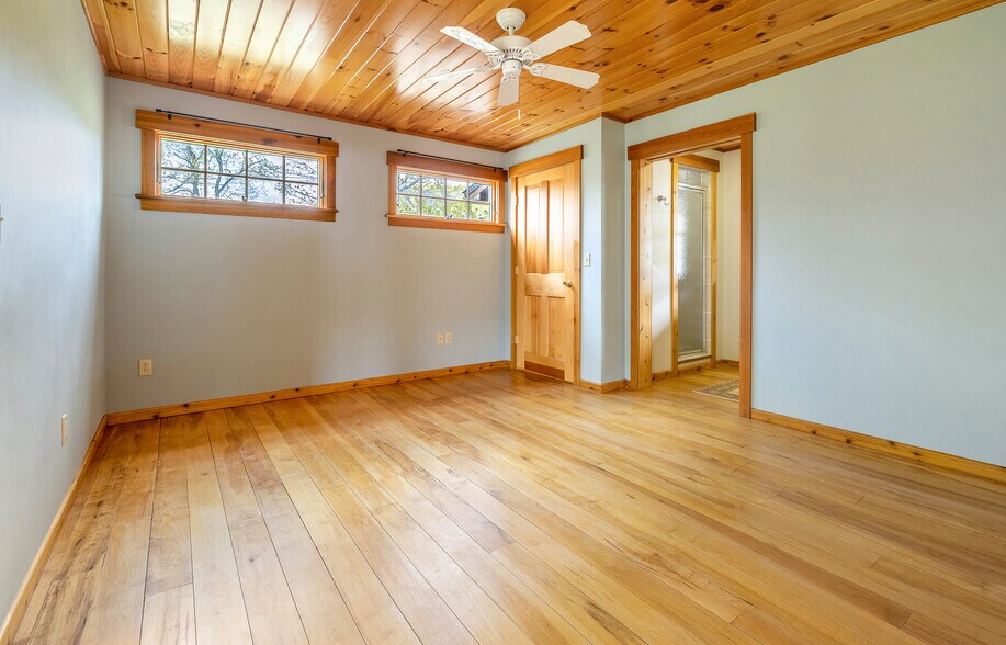 More Photos Of 49 Vermont 12, Pomfret General Retail For Sale