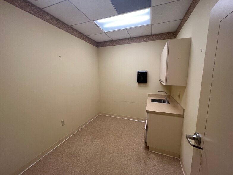 More Photos Of 7910-7938 Wolf River Blvd, Germantown Storefront Retail Office For Lease