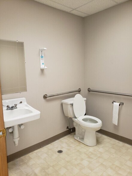 More Photos Of 819-821 Midpoint Dr, O'Fallon Warehouse For Sale