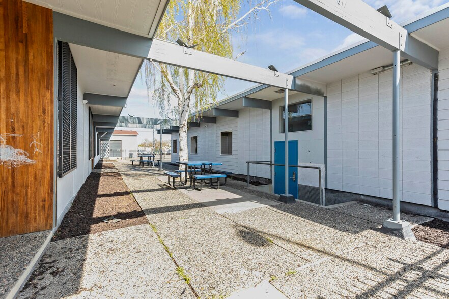 Primary Photo Of 611 W Columbia St, Pasco Office For Sale