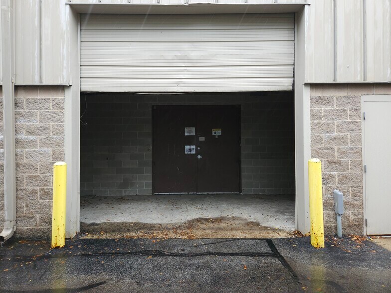 More Photos Of 825 W 75th St, Willowbrook Light Manufacturing For Lease