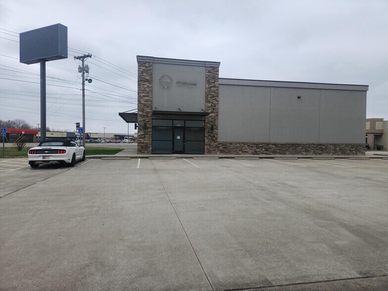 More Photos Of 3320 Irvin Cobb Dr, Paducah Freestanding For Sale