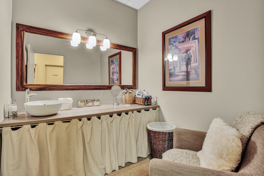 More Photos Of 11520 100 Av NW, Edmonton Apartments For Sale