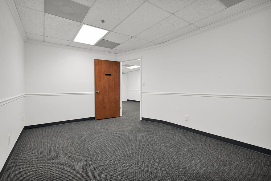 More Photos Of 2691 E Oakland Park Blvd, Fort Lauderdale Office Residential For Lease