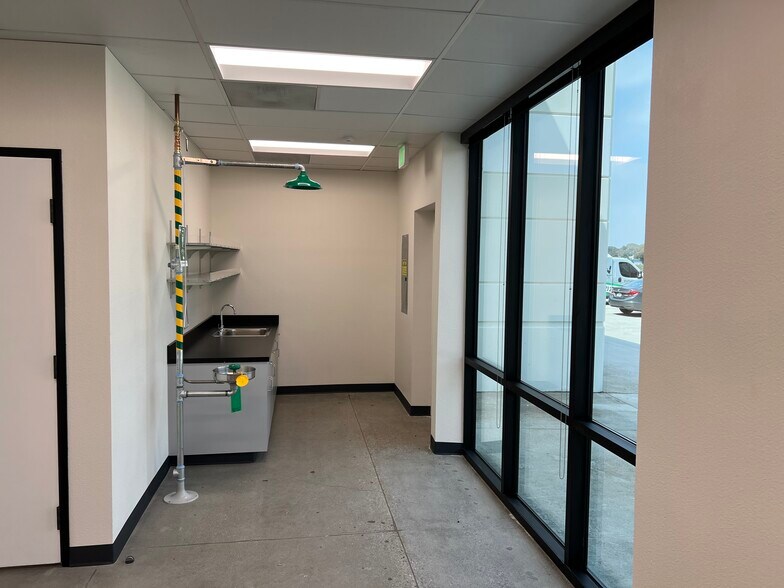 More Photos Of 7098 Miratech Dr, San Diego Research And Development For Lease