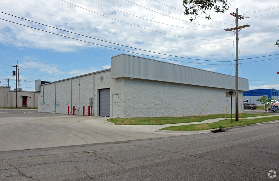 More Photos Of 6512 E Admiral Pl, Tulsa Freestanding For Lease