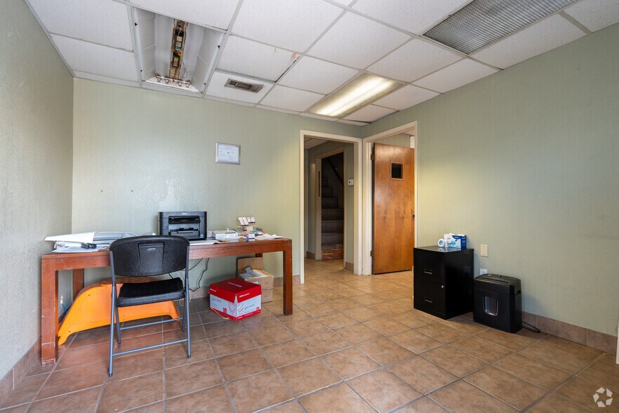 More Photos Of 2333-2337 Delante St, Haltom City Warehouse For Sale