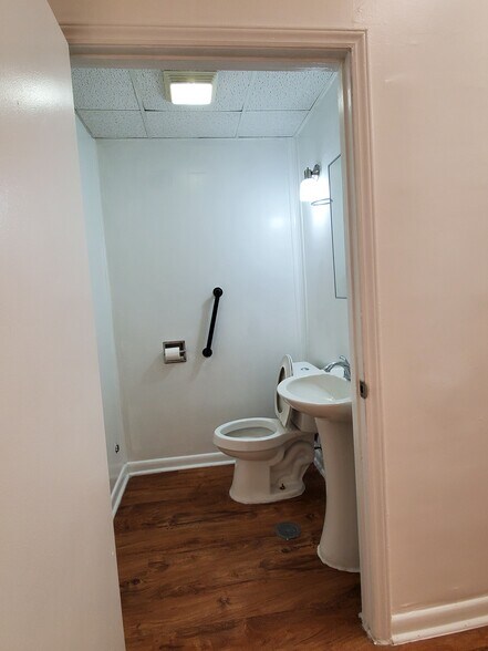 More Photos Of 4665 Brownsboro Rd, Winston-Salem Freestanding For Sale